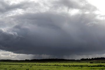 Dreigende regenwolken over Drente