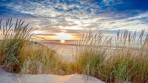 Sonnenuntergang über dem Strand von Ameland von Karel Pops