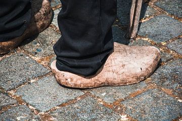 Hollandse houten klompen klinken op de straat van Zaankanteropavontuur