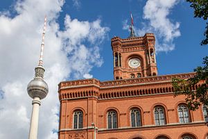 Berlin - Rotes Rathaus und Fernsehturm am Alexanderplatz