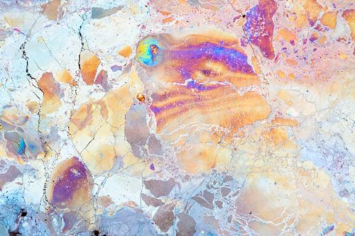 Kwel water met kleur van ijzerbacterien