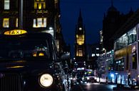 Taxi in een regenachtig Glasgow tijdens de avond. van Bastiaan Veenstra thumbnail