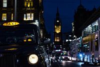 Taxi in een regenachtig Glasgow tijdens de avond.