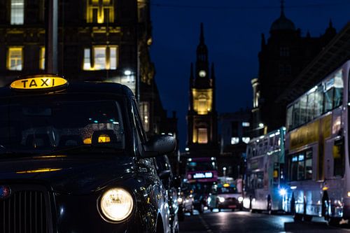 Taxi dans un Glasgow pluvieux en soirée.
