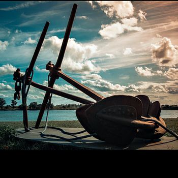Ancre avec nuages à la rivière . Ancrage dans les nuages