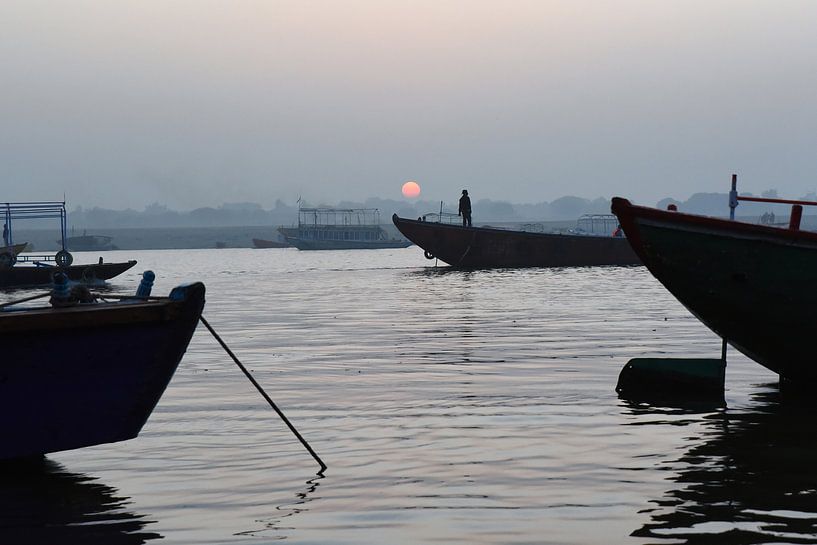 Zonsopkomst boven de Ganges rivier in Varanasi, India van Rini Kools