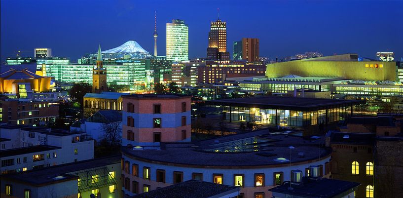 Potsdamer Platz, Berlijn na zonsondergang. van Winne Köhn