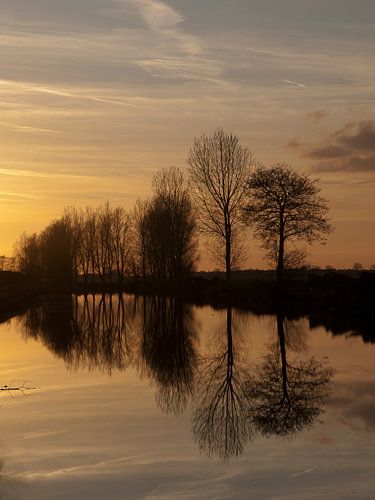 Zonsondergang langs kanaal