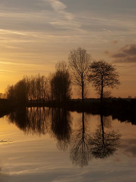 Zonsondergang langs kanaal von Dick de Vries