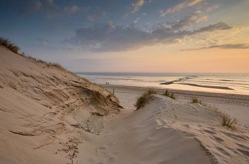 Vergezicht vanuit het duin bij zonsondergang van Martin Jansen