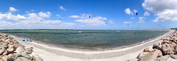 Veel kitesurfers op het zonnige strand van Laboe