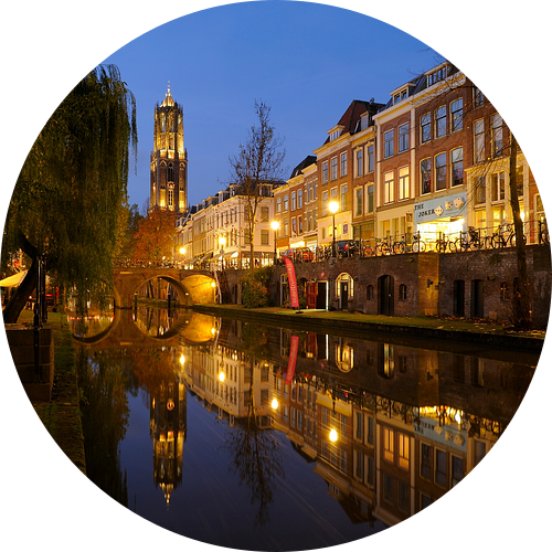 Oudegracht in Utrecht tussen Hamburgerbrug en Weesbrug met Domtoren van Donker Utrecht