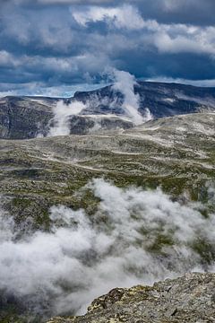 Kijk naar beneden naar de met wolken bedekte weg die leidt naar Dalsnibba, Geiranger, Noorwegen van qtx