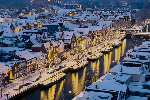 A winter evening in Sneek – illuminated boats in the snow