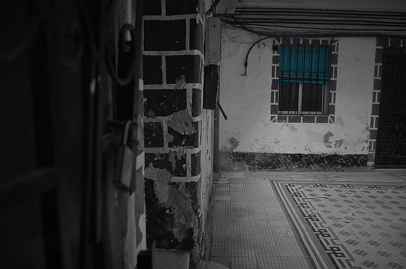 Het mysterieuze raam | Cadiz, Spanje von Coco Gonzalez