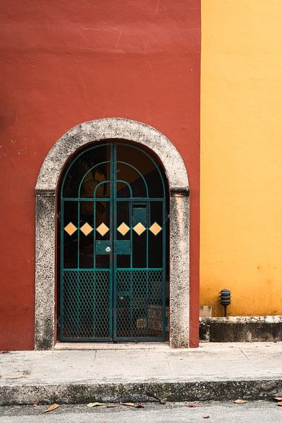 Porte rouge et jaune Mexique I Photographie de voyage par Lizzy Komen