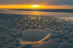 Zonsondergang op het strand aan het eind van de dag van Sjoerd van der Wal Fotografie