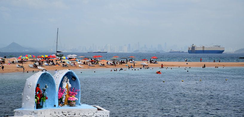 Vue de la plage et de la ville au loin par Claude Laprise