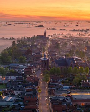 Zonsopkomst boven Workum – Elfstedenstad in Mist en Gouden Licht van Ewold Kooistra