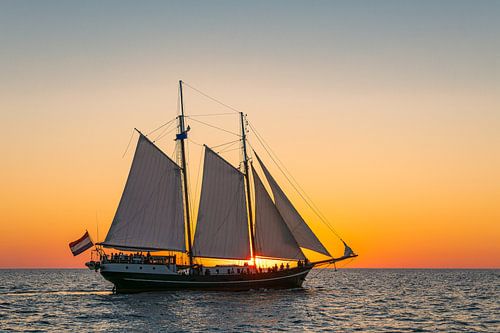 Zeilschip in de zonsondergang bij de Hanse Sail in Rostock