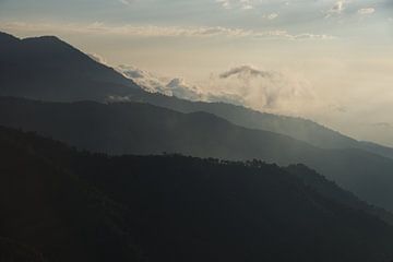Silhouettes van bergen | Lanschap | San Jose del Pacifico | Mexico van Kimberley Helmendag