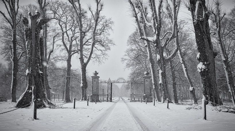 De oprijlaan inclusief hek in de sneeuw, Chateau Marquette van Paul Beentjes