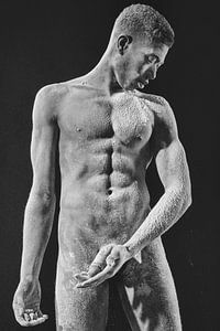 Homme nu et corps recouvert de tissu #9900