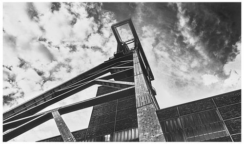 Schachttoren van de kolenmijn Zollverein onder een dramatische hemel - "Eiffeltoren van het Ruh