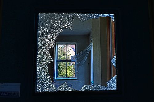 Urbex-wapperend gordijn van Finc.Hart