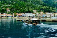 Fischerboot kehrt in den Hafen von Sami Kefalonia zurück.