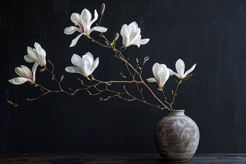 Magnolia Bloemen in Rustieke Grijze Vaas