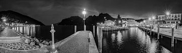 Haven en promenade van Torbole aan het Gardameer in de avond als panoramafoto van Manfred Voss, Schwarz-weiss Fotografie
