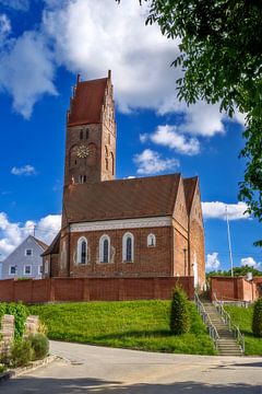 De kerk van St. Peter en St. Paul in Ebrantshausen in de regio Hallertau in Beieren. van ManfredFotos