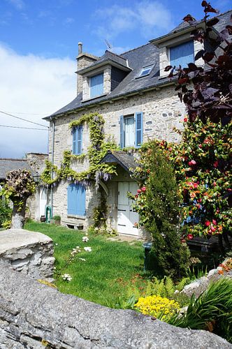 Historique maison en pierre aux volets bleus français
