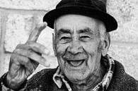 Vrolijke oude man in Portugal (zwart-wit) van Monique Tekstra-van Lochem thumbnail