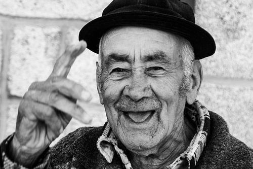 Vrolijke oude man in Portugal (zwart-wit)