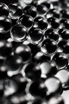 Glaskugel-Cluster – Licht und Struktur im Detail