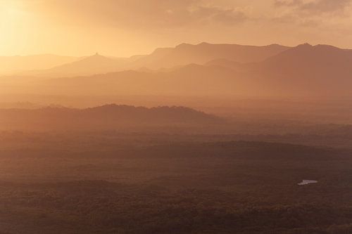 Zonsondergang bij Grassy Hill Lookout in Cooktown, Queensland, Australië.