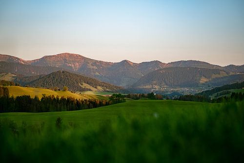 Zonsondergang met uitzicht op Oberstaufen, Staufen en de Hochgrat