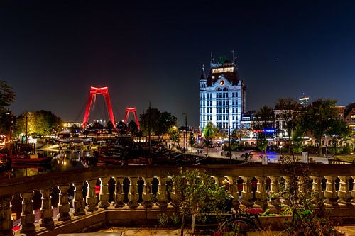 Rotterdam bij avondlicht. Willemsbrug en Witte huis.