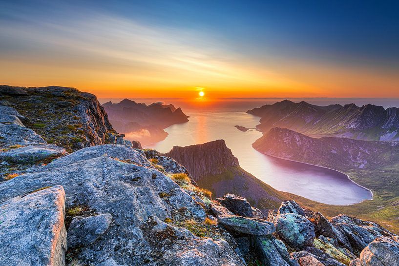 Bunte Berglandschaft mit Mittsommernachtssonne von Karla Leeftink