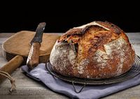 Knapperig boerenbrood met decoratie