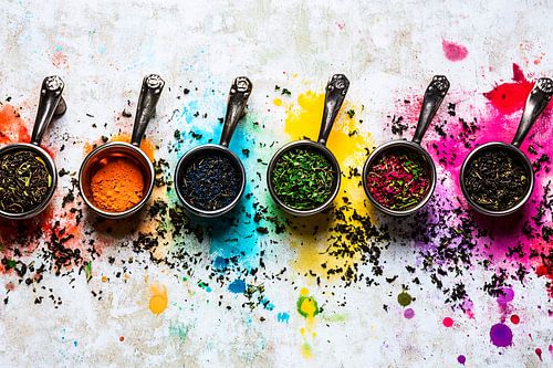 Herbes colorées dans des cuillères
