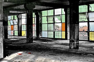 Gekleurd glas in oude fabriek van Assia Hiemstra