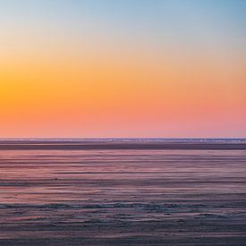 Pastellfarbener Sonnenuntergang am Strand von Ameland von Noud de Greef
