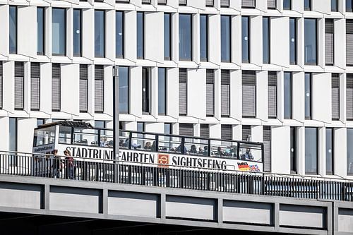 bus touristique avec un bâtiment blanc à berlin