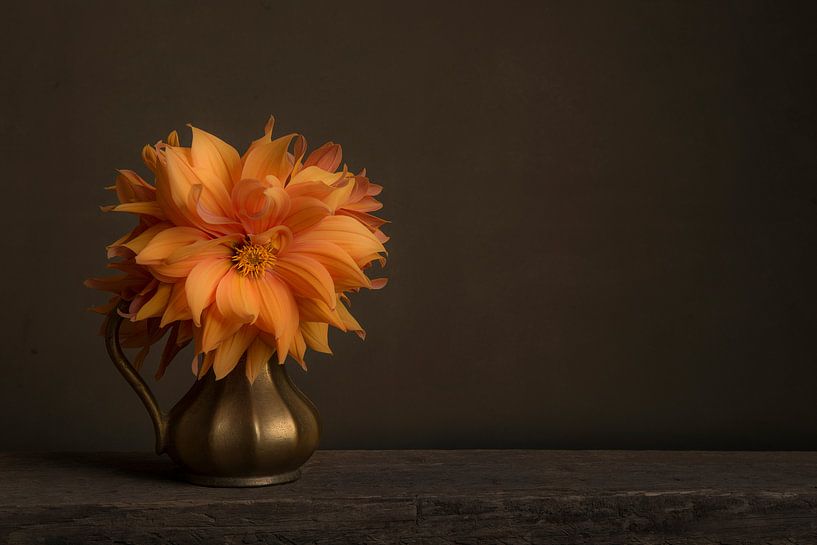 Chrysant in stilleven van Elles Rijsdijk