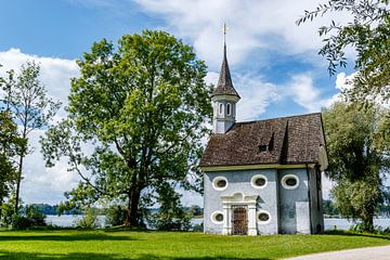 grijze kapel (Seekapelle zum Heiligen Kreuz) op het Herrenchiemsee eiland in de Chiemsee, Beieren, D van WorldWidePhotoWeb