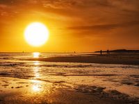 Sonnenaufgang an einem Strand in Südengland.