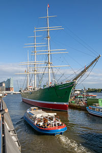 Segelschiff im Hamburger Hafen und Elbphilharmonie